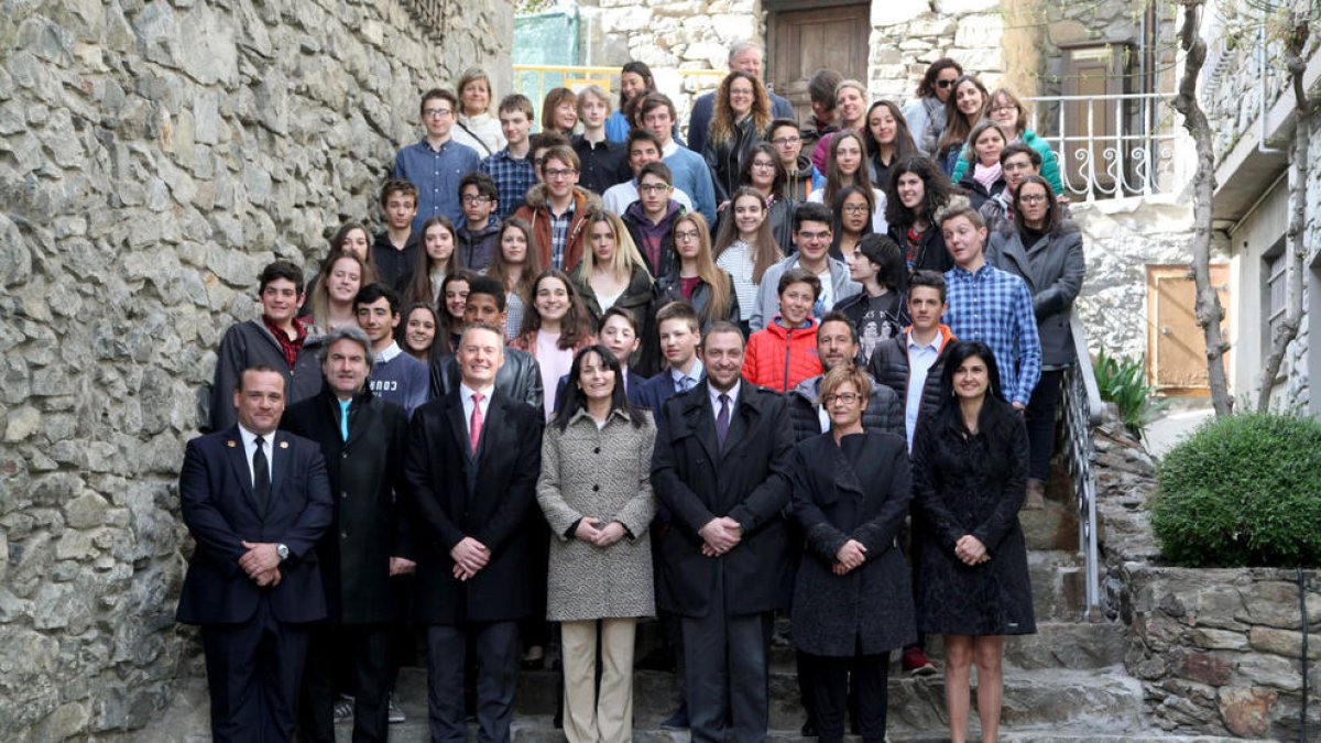 Els joves debatran sobre la doble nacionalitat i addiccions