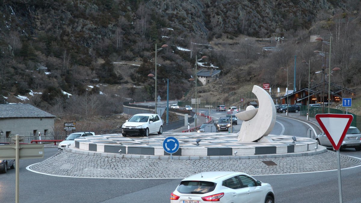Un cotxe acaba sobre la rotonda de Meritxell