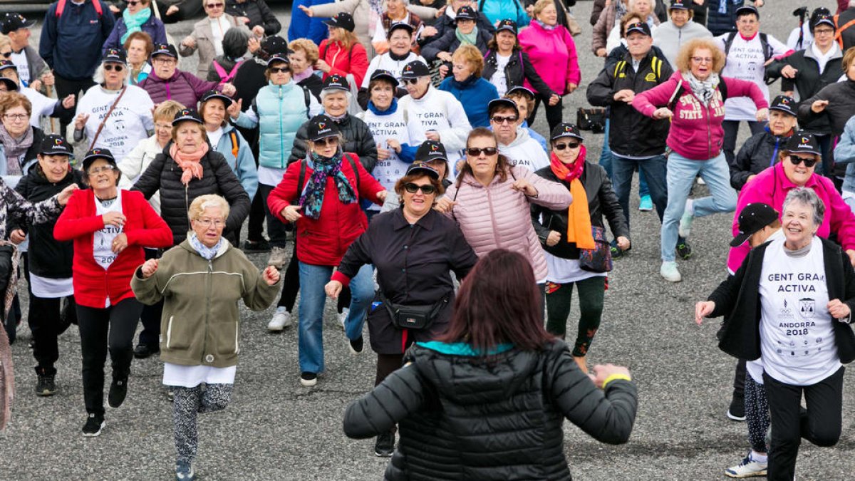 Dos-cents padrins fan esport al coll de la Botella