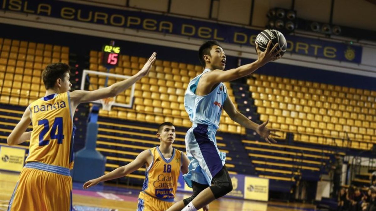 El Barça aixeca la Copa amb suspens i Pesic es corona