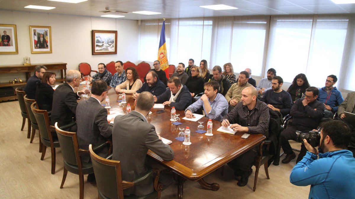 Govern proposa als sindicats que un 15% de funcionaris facin serveis mínims