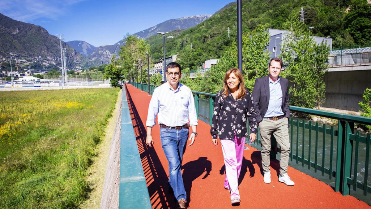 Nou paviment de cautxú al passeig del riu Valira