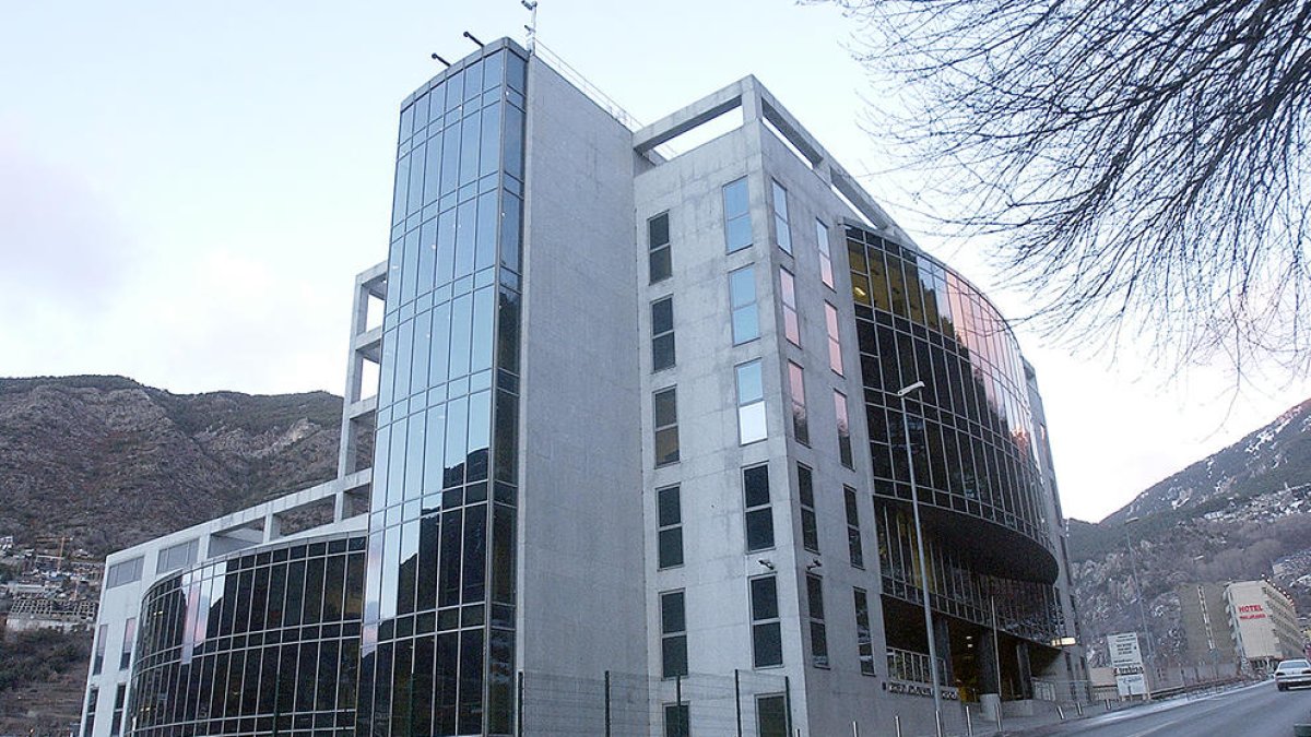 La policia expulsa un agent per agredir un detingut emmanillat