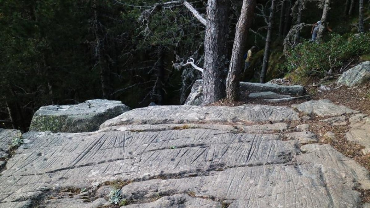 El “circ” sobre el roc de les Bruixes força Govern a senyalitzar-ne l'accés