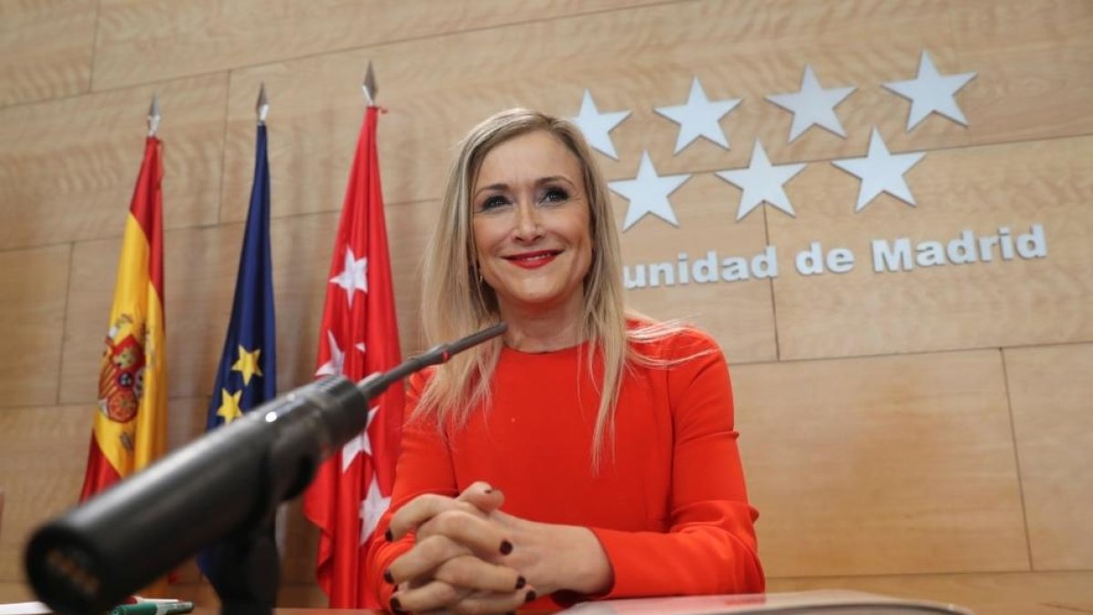 Cifuentes renuncia al màster i no plega tot i l'exigència de l'oposició