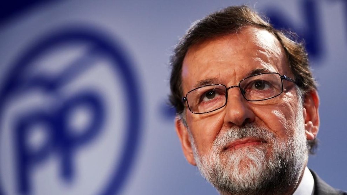 Rajoy deixa l'acta de diputat i torna al cos de registradors