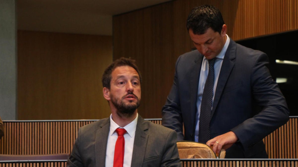 PS i L'A denuncien el “dèficit democràtic” dels comuns