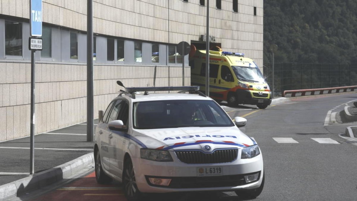 Detingut un jove resident després de tenir un accident de cotxe ebri i drogat