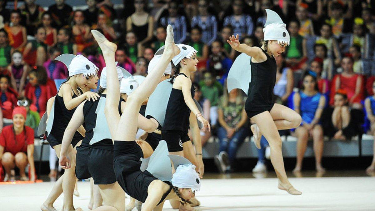Ple a vessar al Poliesportiu en una Gimnastrada solidària