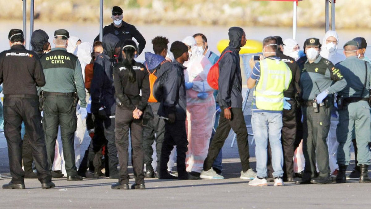 Els 630 immigrants de l''Aquarius' desembarquen al port de València