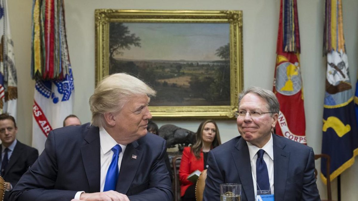 Trump proposa professors armats contra els tirotejos als col·legis