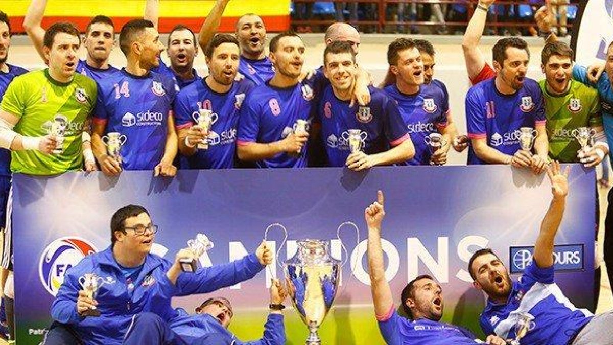 Els jugadors del Sideco FC Encamp celebren el títol.