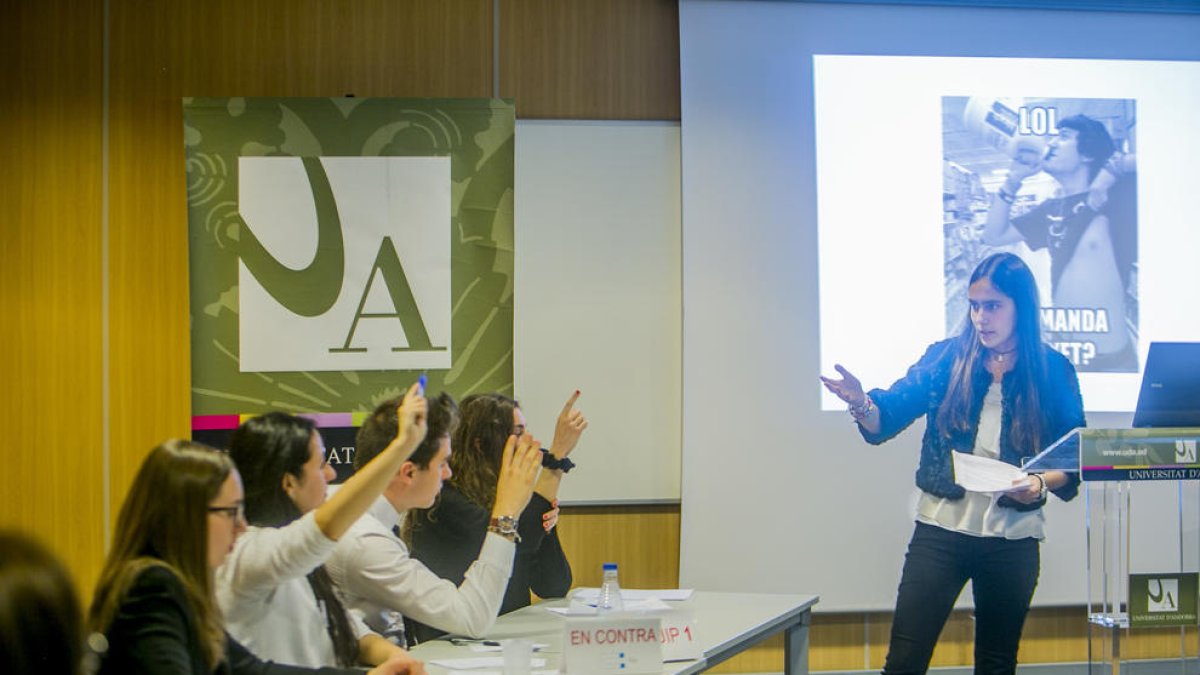 Els estudiants de batxillerat competeixen a la lliga de debat