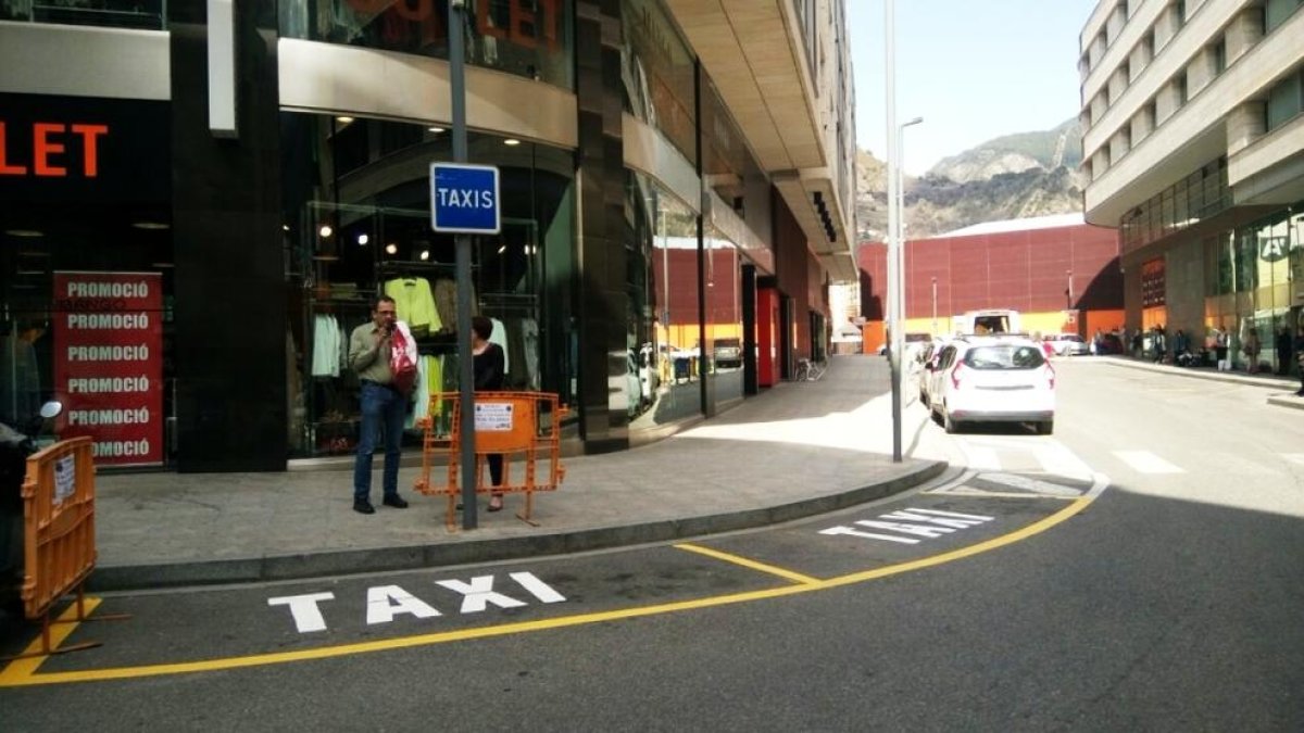 La parada de taxis torna al carrer Pau Casals de la capital