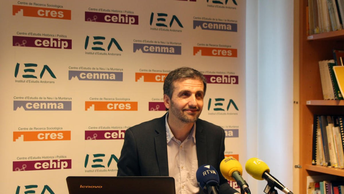 El director del CRES, Joan Micó, presenta els resultats de l'Observatori Social d'Andorra