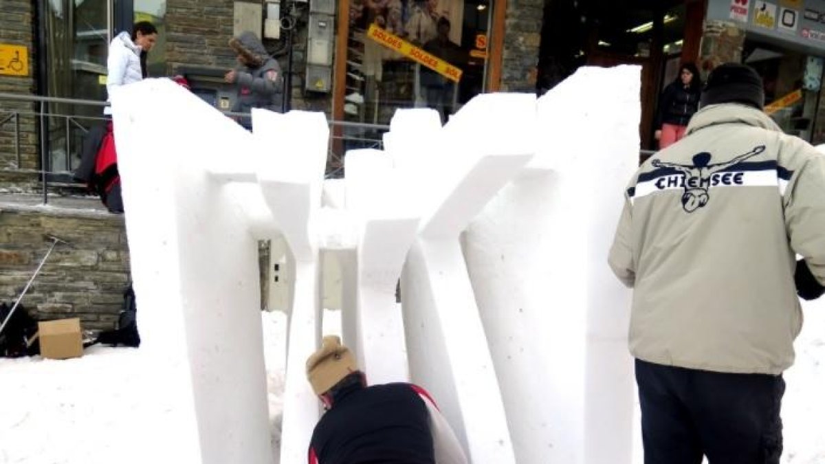 Els artistes perfilen les escultures de neu del Pas