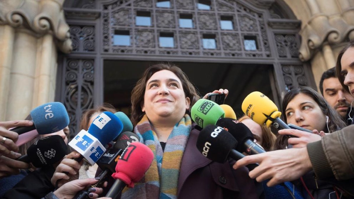Ada Colau i Roger Torrent planten el rei Felip VI al congrés de mòbils