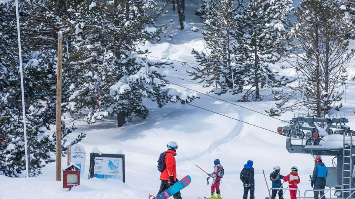 Retencions de sis quilòmetres per sortir per la frontera del riu Runer