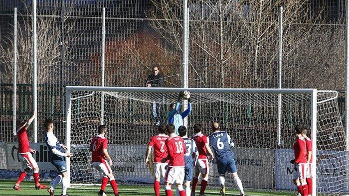 El Vall Banc segueix líder després d'empatar contra la UE Engordany