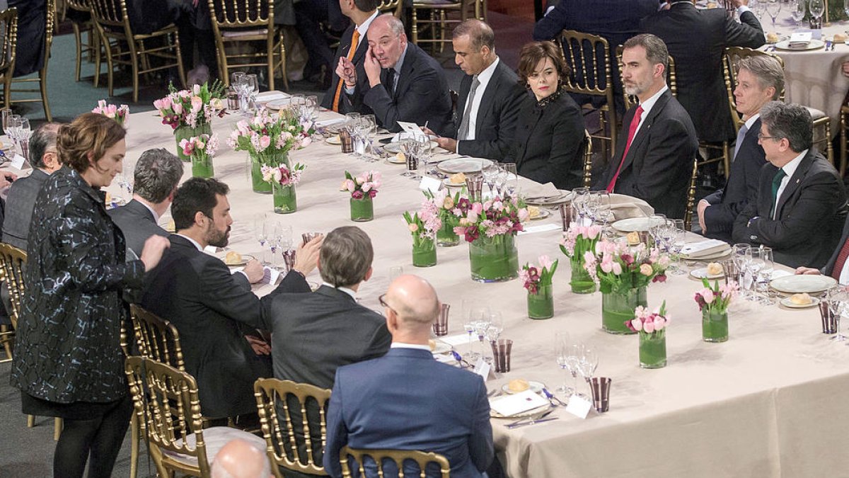 Felip VI a Colau: “Soc aquí per defensar la Constitució i l'Estatut”