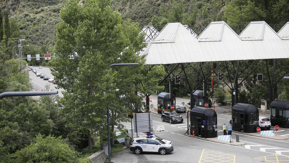 La policia deté tres homes per agredir i amenaçar les parelles