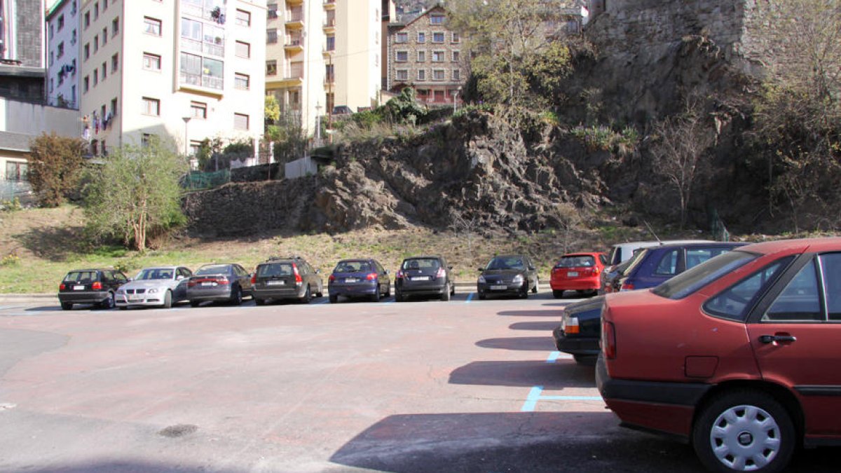 El comú posarà barreres a l'aparcament del Pouader