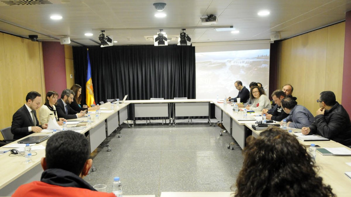 Govern i sindicats comencen a renegociar la llei de la Funció Pública