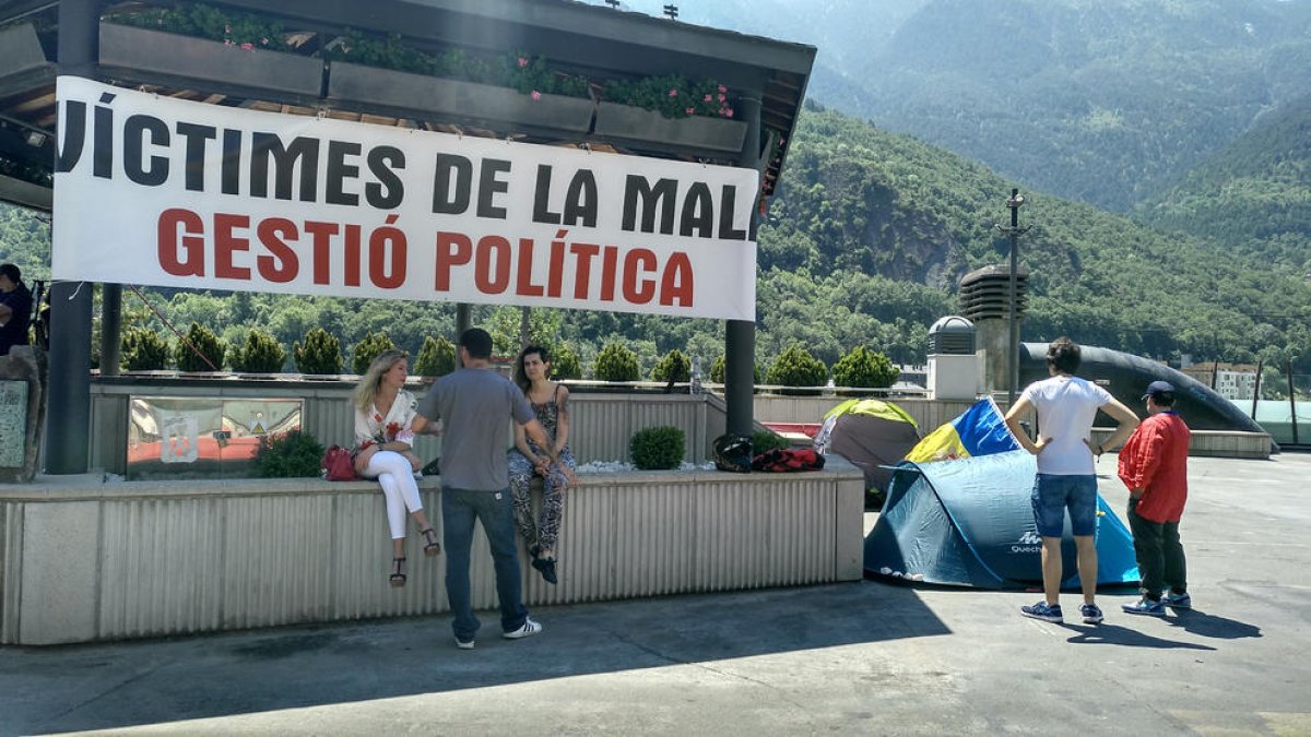 Una desena de persones participa en l'acampada contra el preu del lloguer