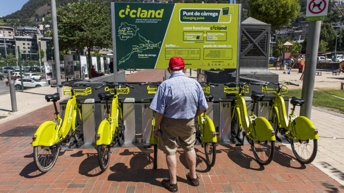 El servei de bicicletes elèctriques s'estrena amb 14 parades per tot el país