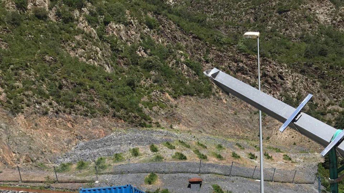 Un camió s'encalla a l'entrada del túnel de les Dos Valires