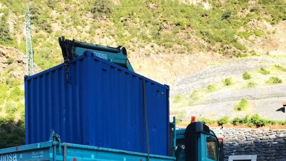 Un camió sobrepassa l'alçada i s'encalla al túnel Dos Valires