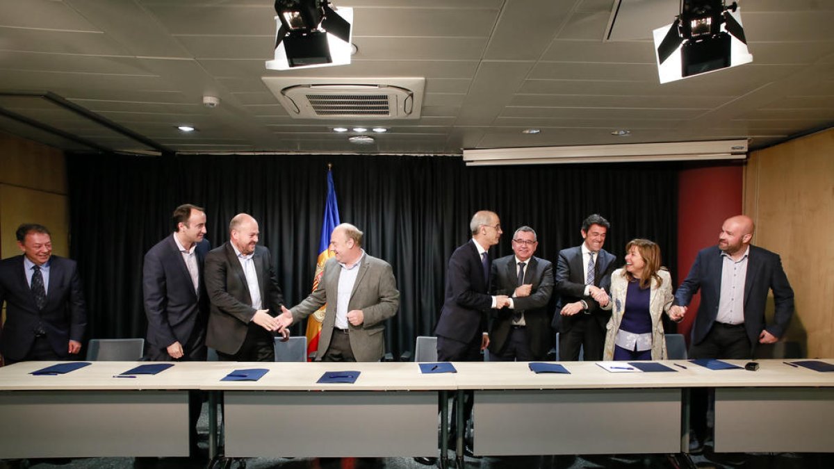 Govern, comuns i FEDA crearan una plataforma de mobilitat sostenible