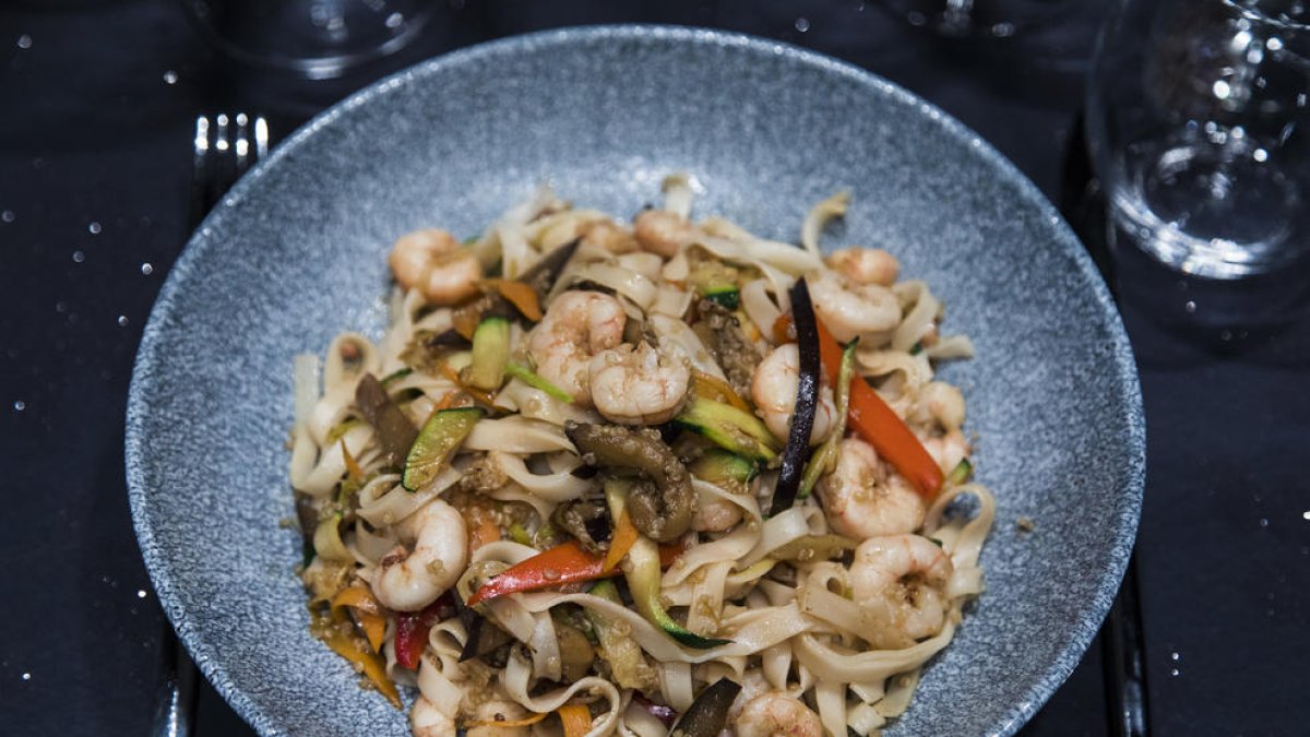 Wok de verdures, quinoa, tallarines d'arròs i gambes