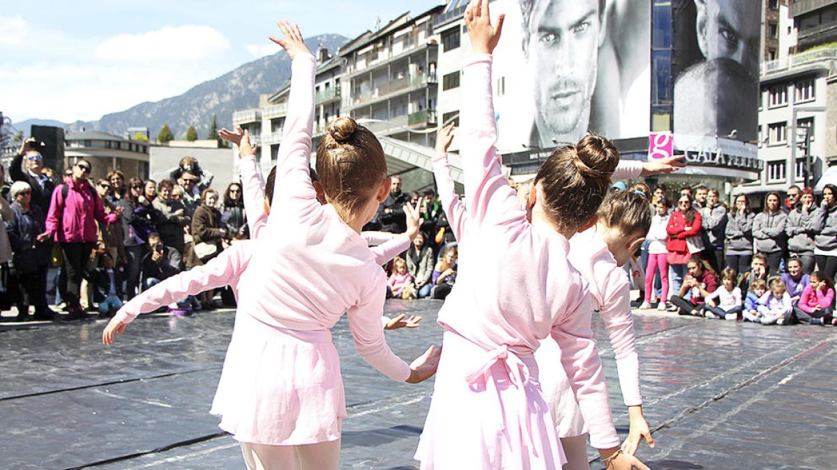 Celebració del Dia de la dansa amb exhibicions i tallers oberts a la plaça Guillemó
