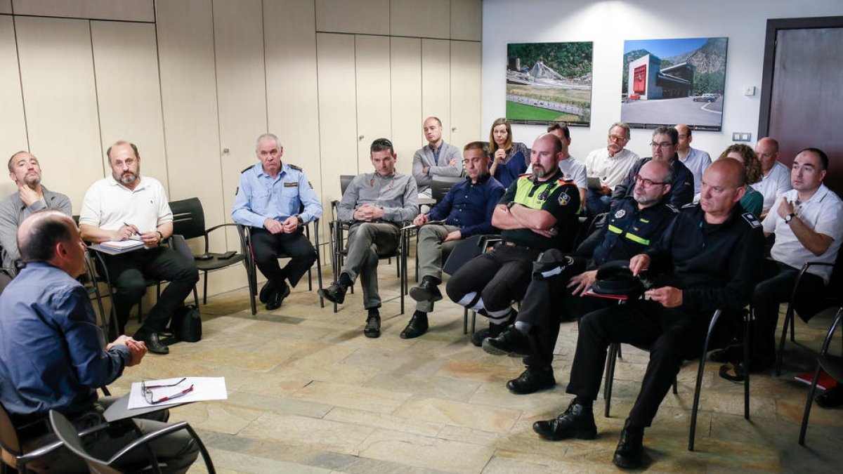 El Govern i els comuns es reuneixen per observar els cabals dels rius