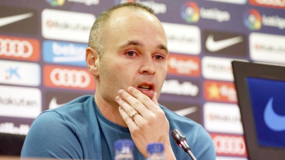 Andrés Iniesta confirma el seu adeu del Barça entre aplaudiments i llàgrimes