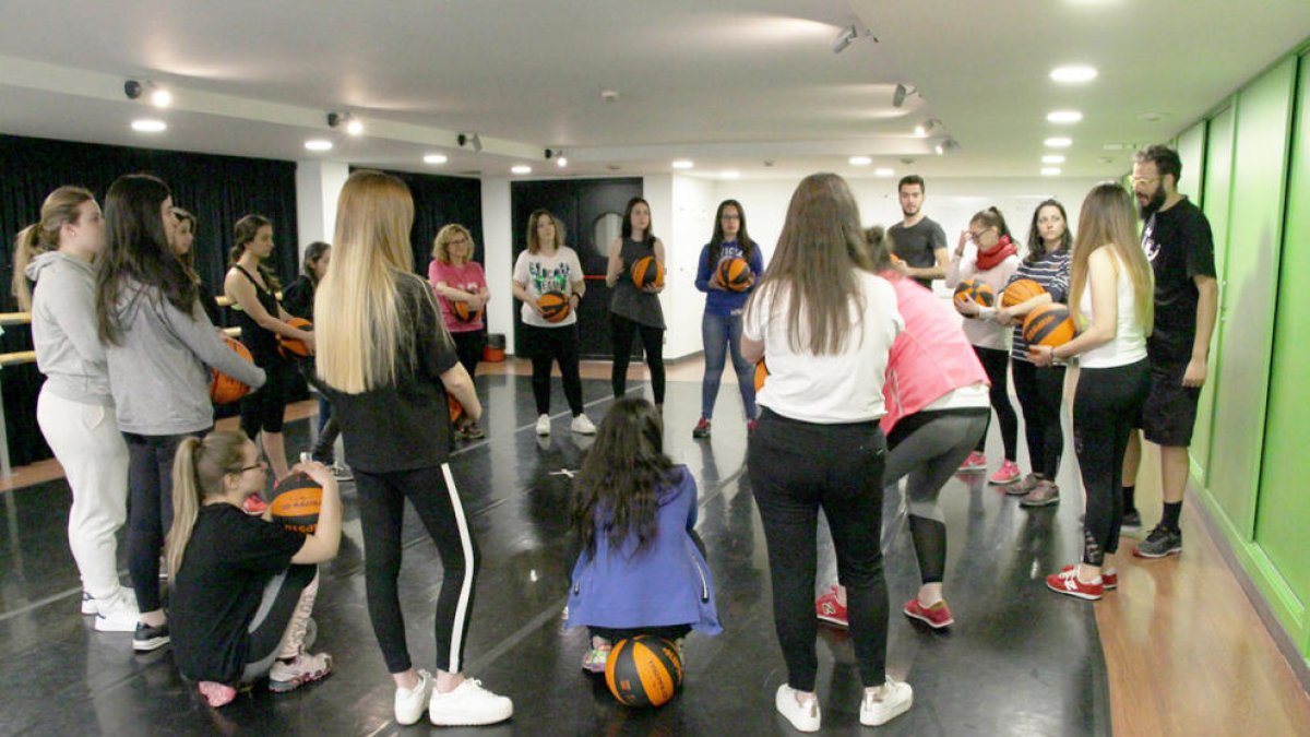 Estudiants de l'UdA participen al Basket Beat