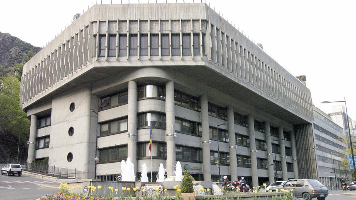 Mig milió d'euros en primes sense regular a funcionaris