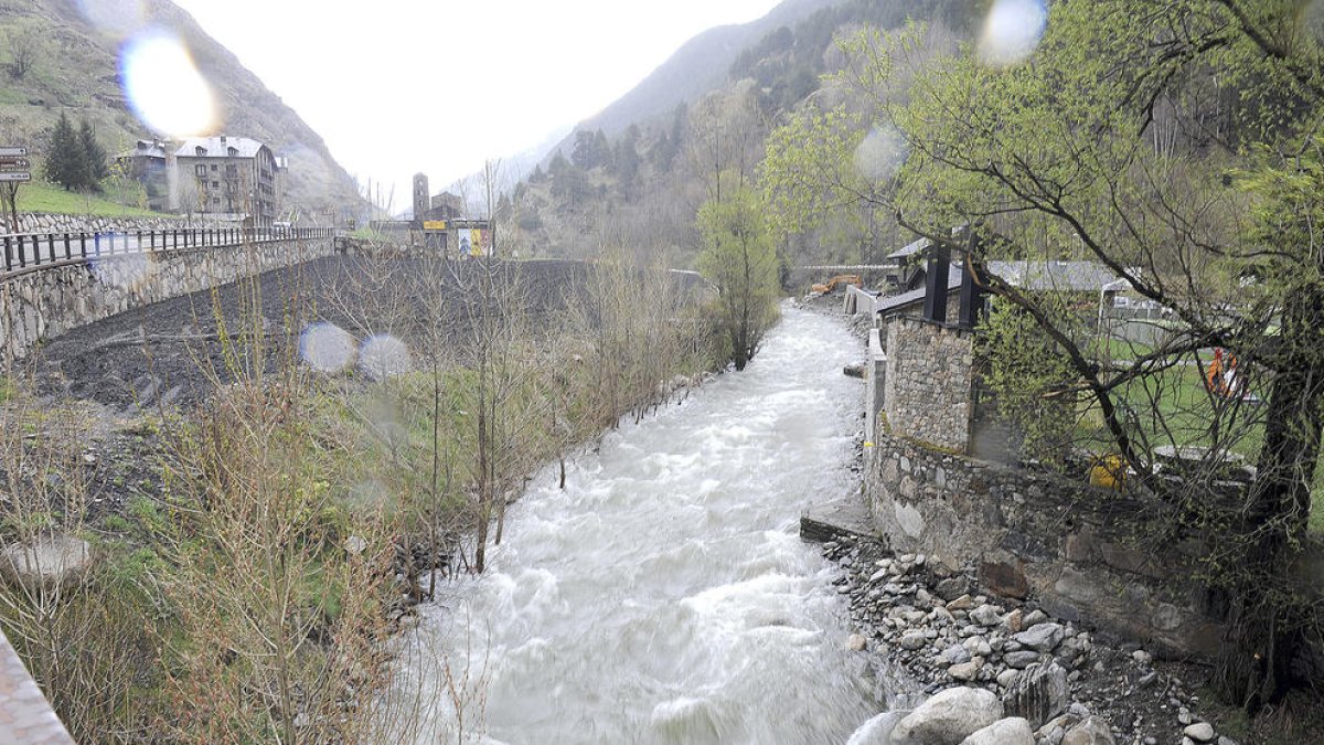 El cabal del riu baixa però continua el nivell d'alerta