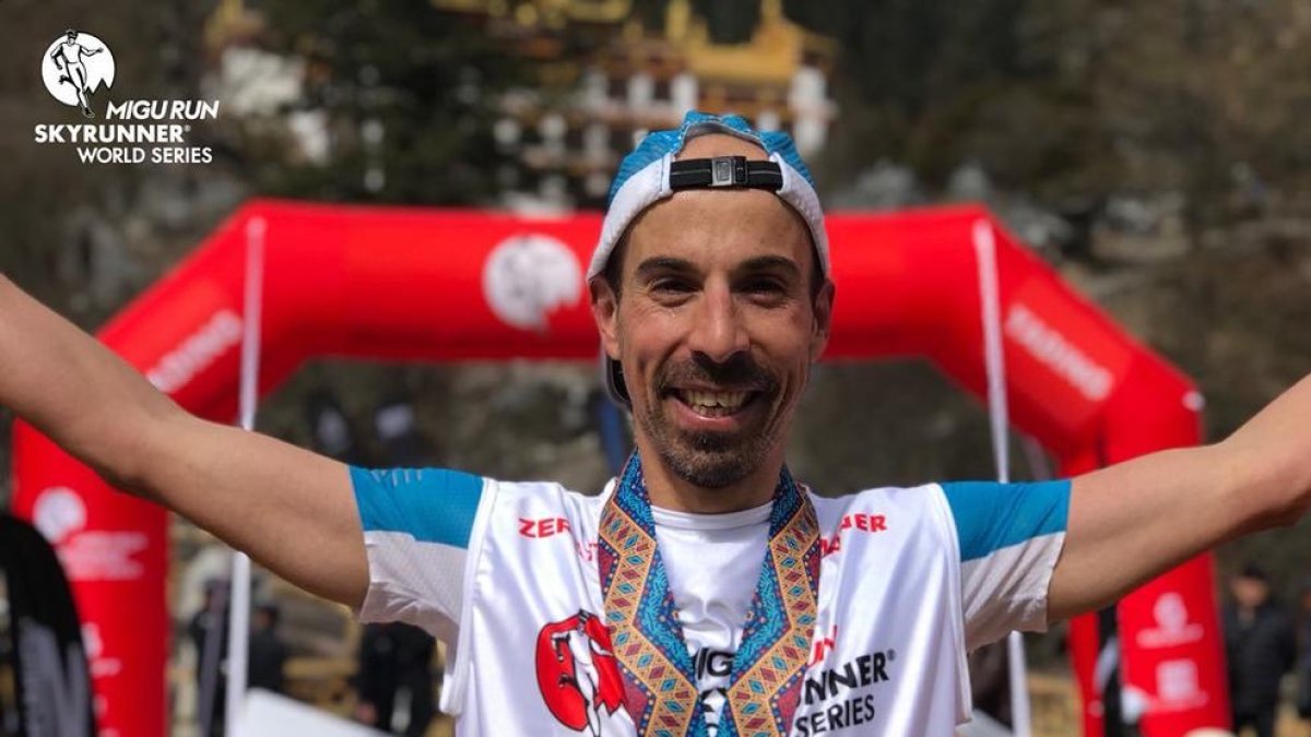 Òscar Casal, amb la medalla de guanyador a l'arribada.