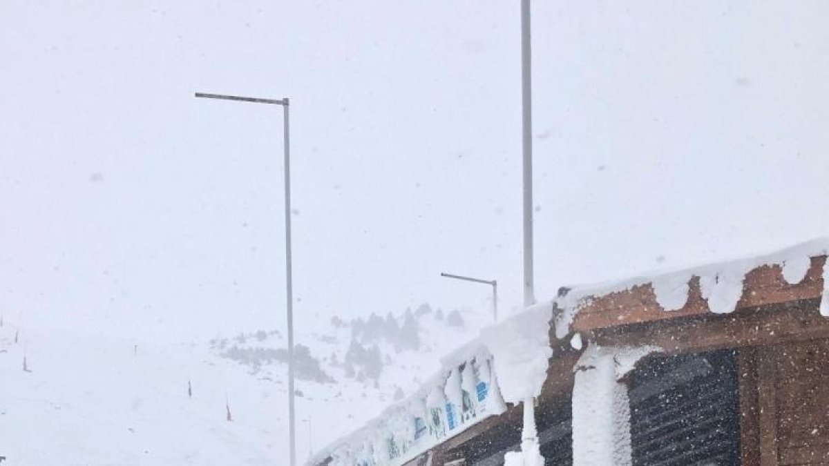 Gruixos de fins a 50 centímetres de neu a les pistes d'esquí