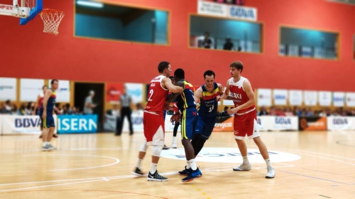 Primer test amb derrota en l'últim moment  (77-75)