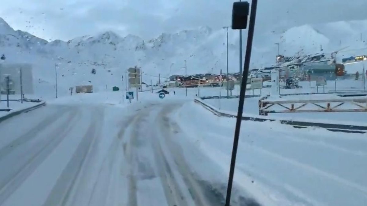Cues de 4 quilòmetres per entrar al país pel riu Runer