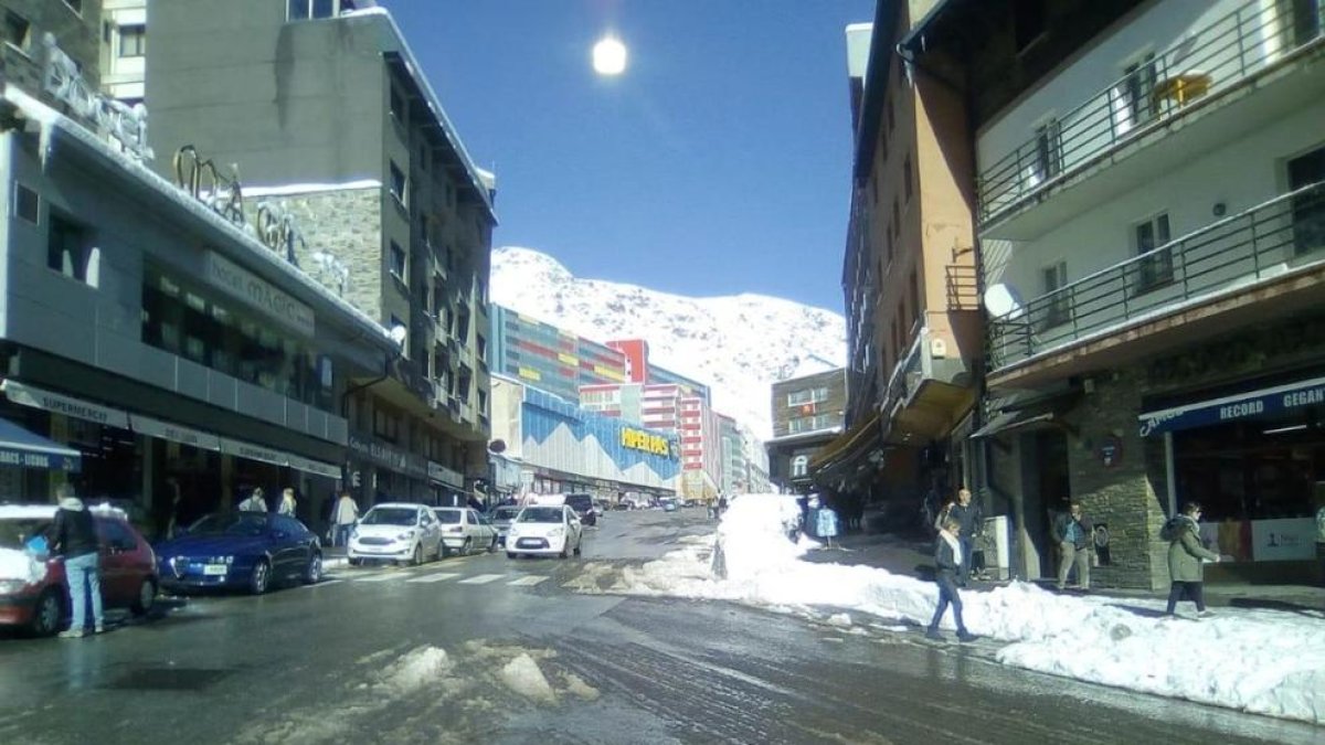 La neu omple el Pas  i anul·la la castanyada