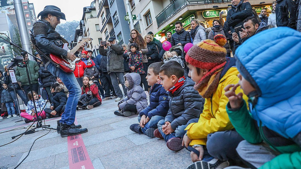 Meritxell i Vivand s'omplen de tallers, música i compres