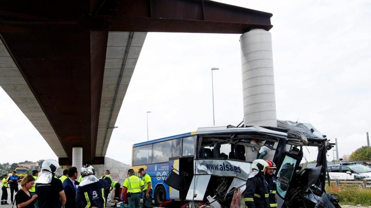 5 morts i 16 ferits en un accident d'autocar a Avilés
