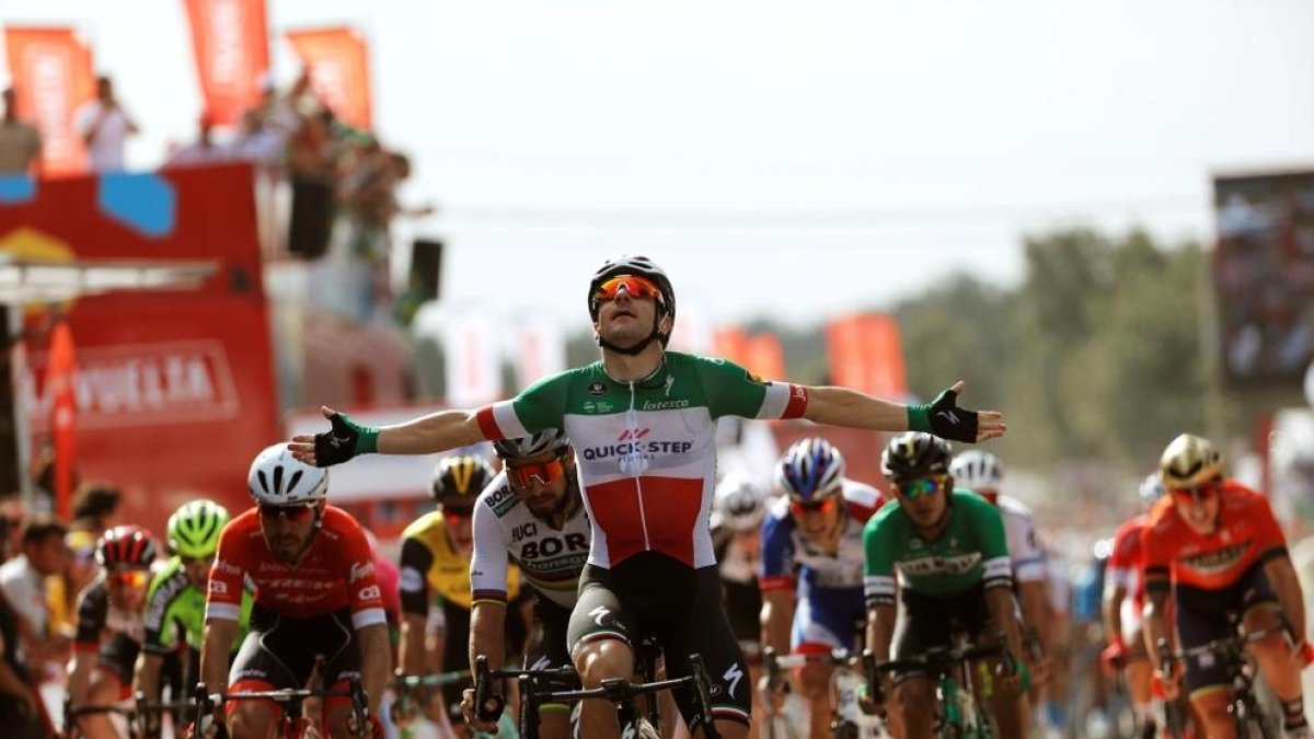 Elia Viviani venç i Simon Yates segueix com a líder