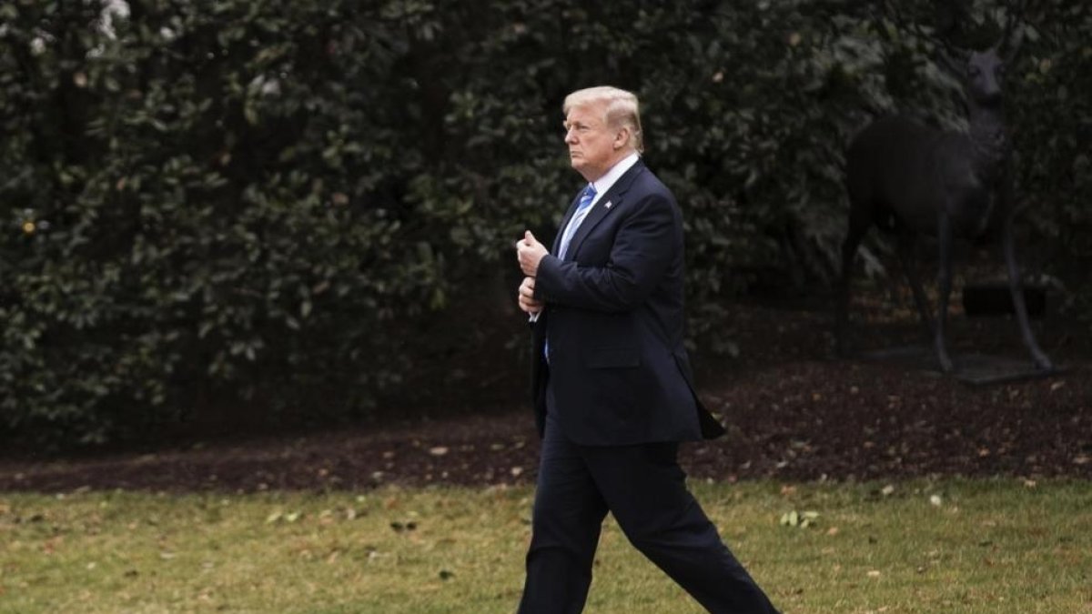 Trump denuncia “traïció” per un article anònim