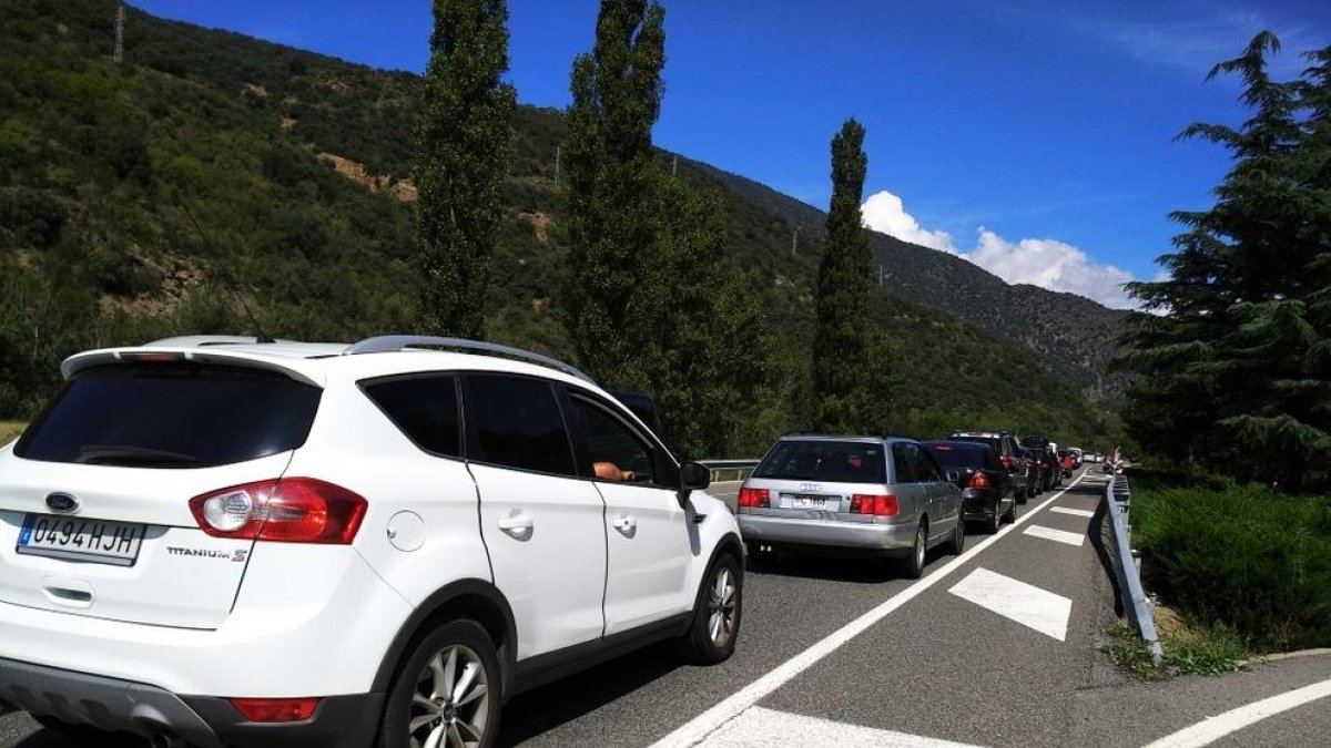 Cues de vuit quilòmetres per entrar al país per la frontera hispanoandorrana
