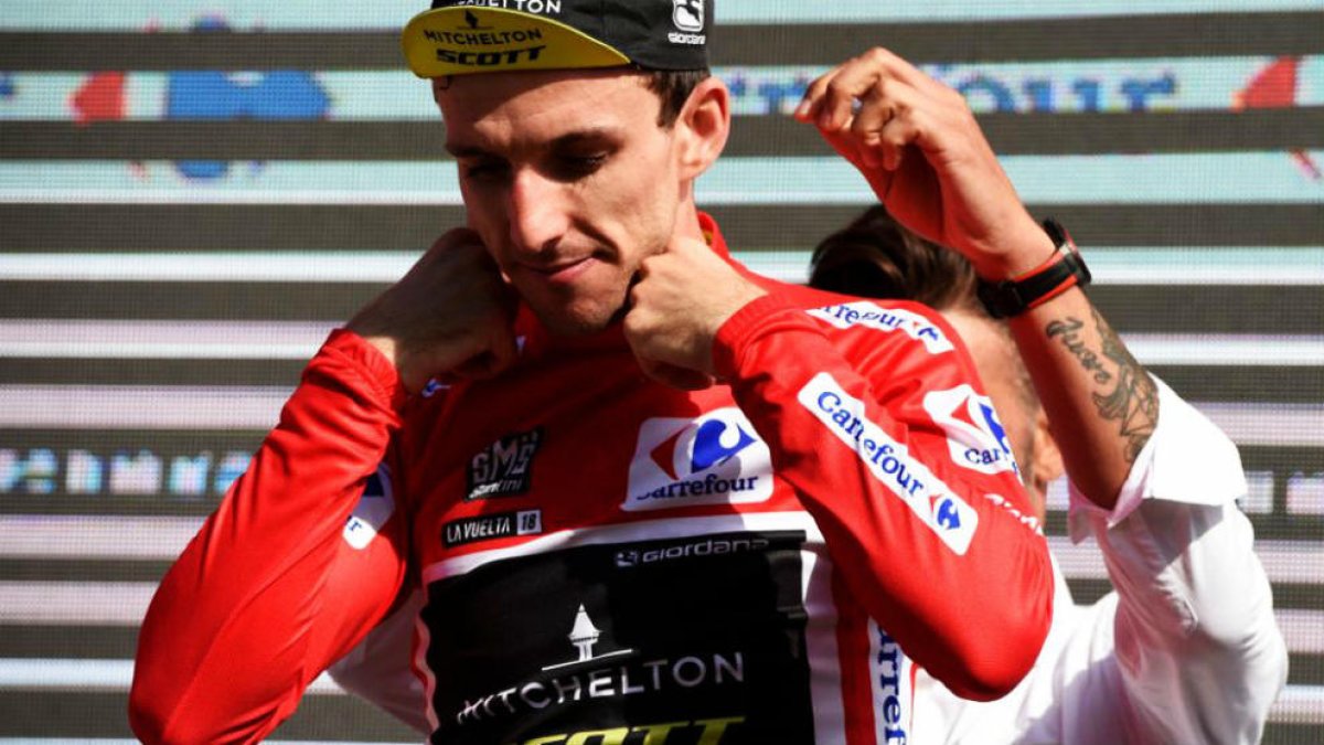 Simon Yates recupera el mallot vermell